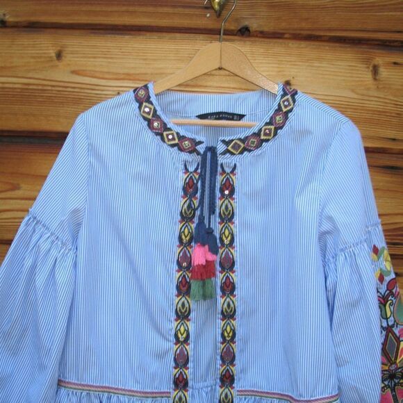 NWOT Blue White Embroidered Top - Picture 6 of 10